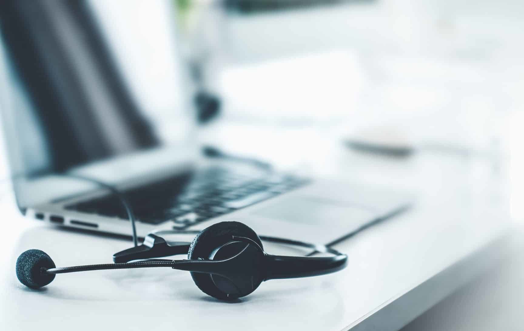 Laptop und Headset