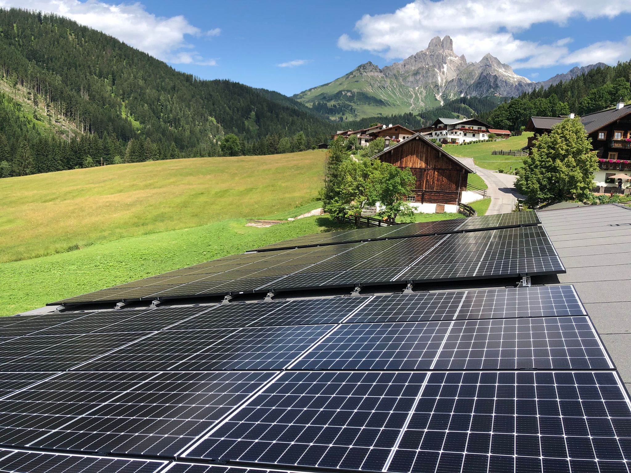 Photovoltaikanlage mit Blick auf die Berge