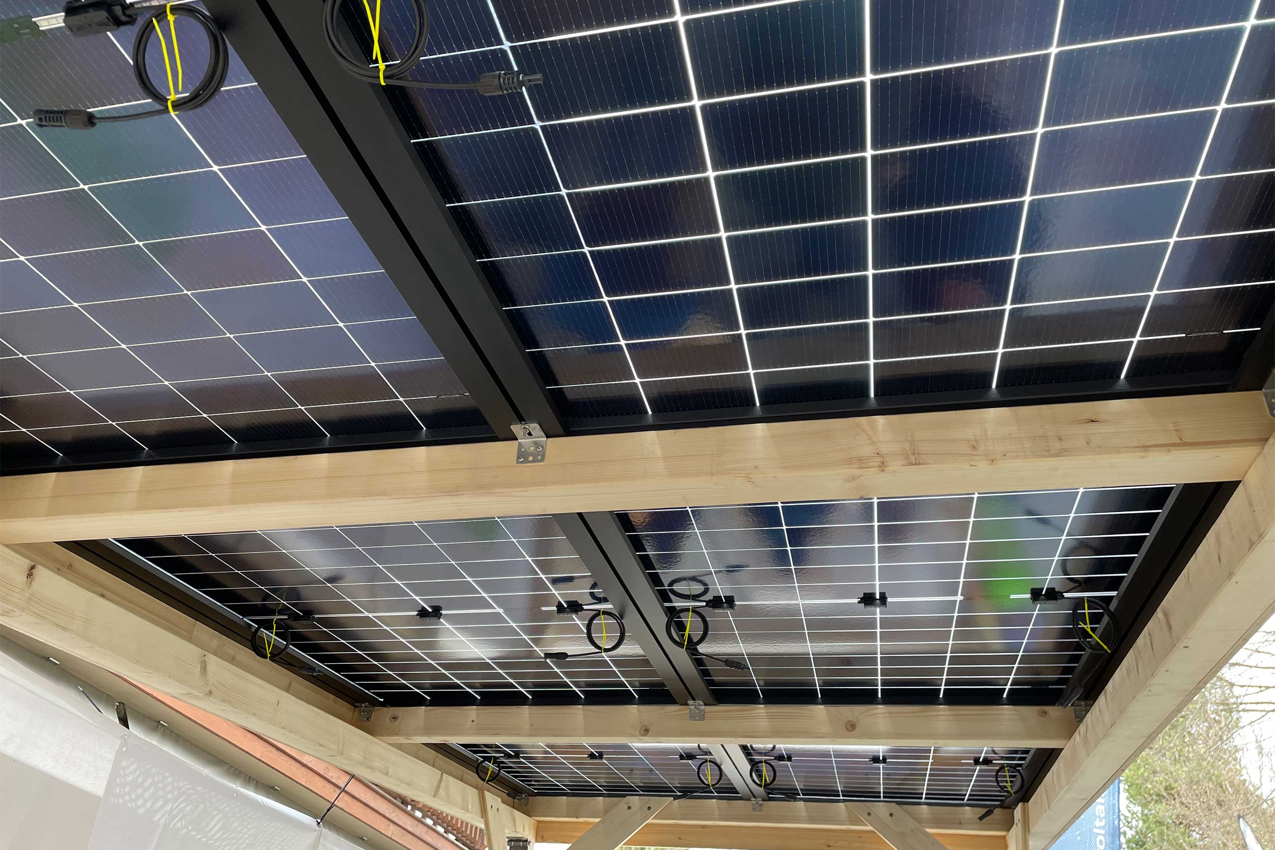 DAfi Photovoltaik Module Unterseite mit Verkabelung bei Solarcarport