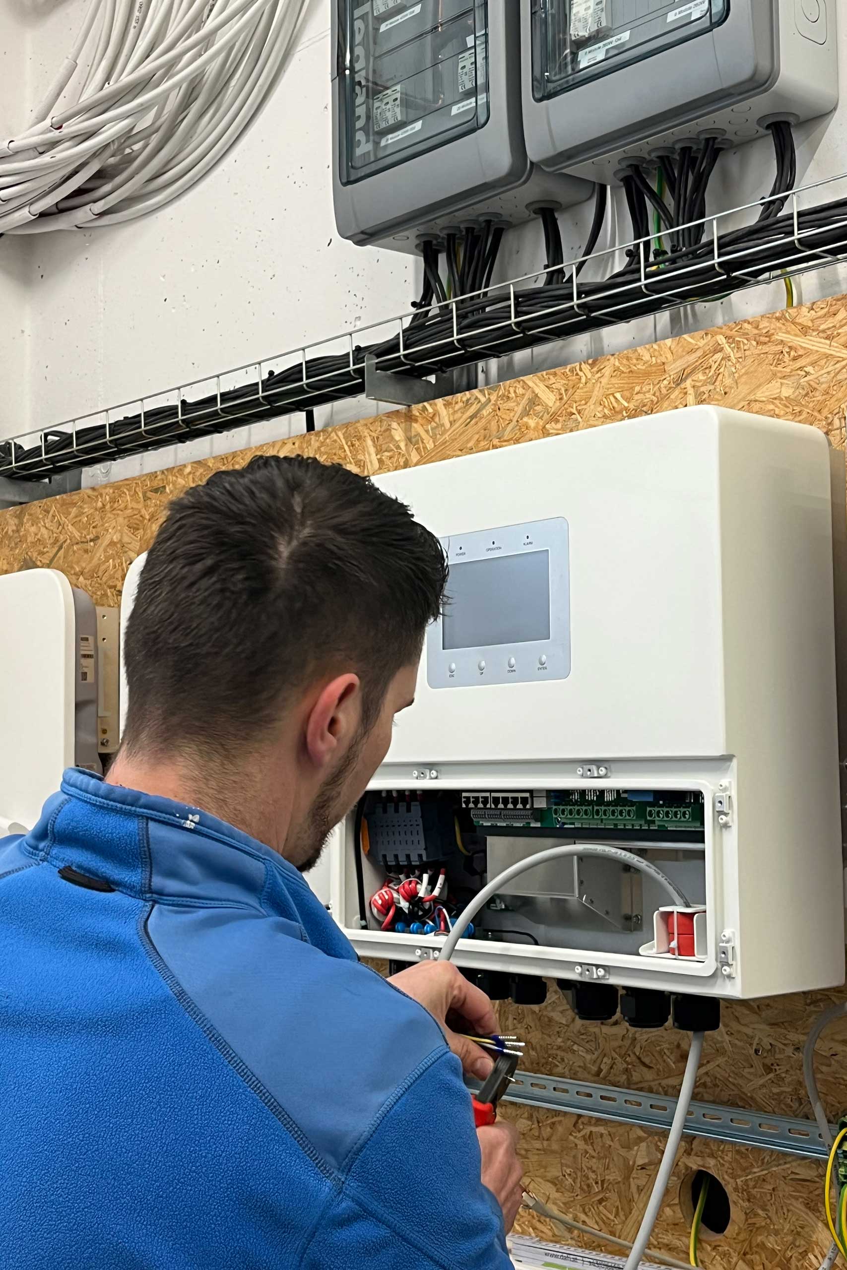 TV-Dreh bei DAFI beim Einbau des Wechselrichters